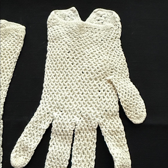 Vintage White Cotton Crocheted Gloves - Picture 7 of 7